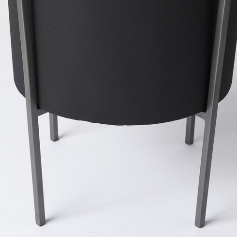 Set of Two Black Metal 20 Ounce Round Pot Planters