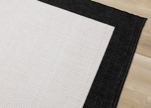 5' X 8' Black And Cream Area Rug