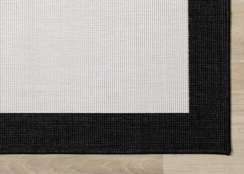 5' X 8' Black And Cream Area Rug