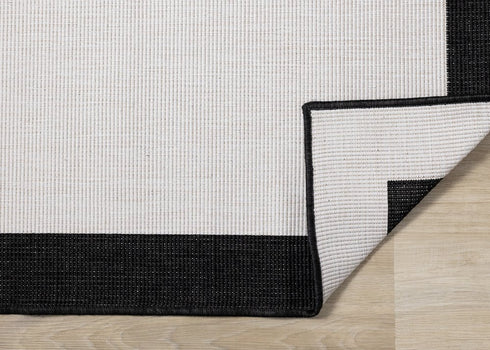 5' X 8' Black And Cream Area Rug