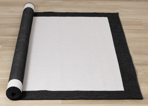 5' X 8' Black And Cream Area Rug