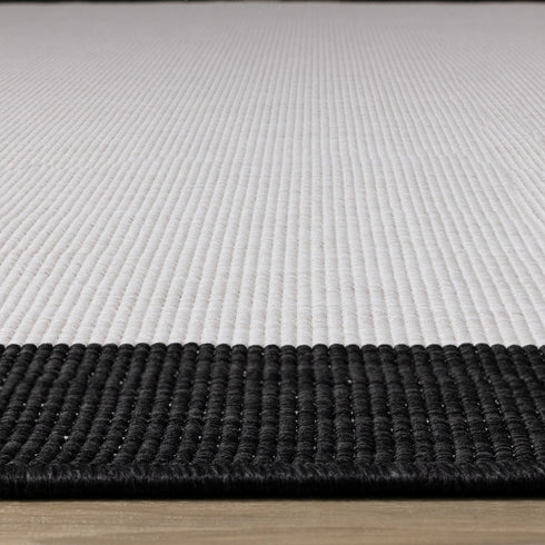 5' X 8' Black And Cream Area Rug